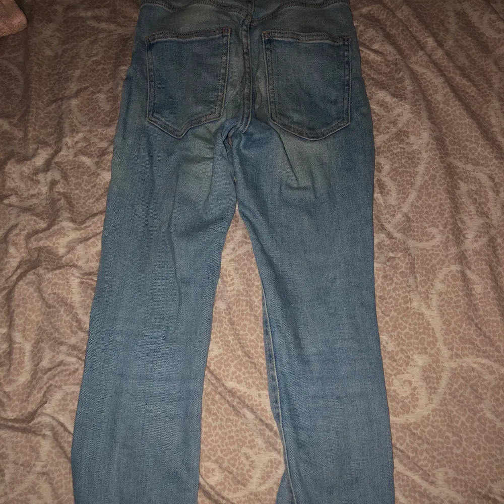 Väldigt fina jeans från Gina tricot använda ett par gånger bara. Nytt pris 499 . Jeans & Byxor.