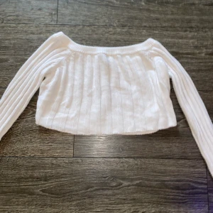 Mag tröja - Säljer nu min vita fina ”magtröja”. Storlek xs. Haft den sen 3 år tillbaka, använd ett få tal gånger, mestadels har den legat i garderoben o skräpat. Ser ut som en helt ny tröja, inga fel på den!