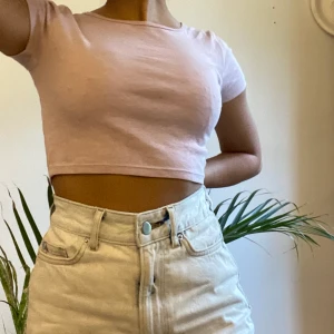 Croppad top från HM - En lila croppad top från HM i strl XS✨