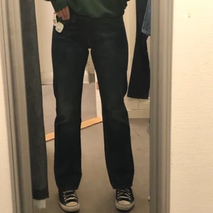 Vintage levis jeans  - Säljer ett par Levis jeans i modell 506. Storlek 32/34 men sitter mer som 28/29 i midja. Är 180cm och slutar vid skona på mig. Köpta secondhand men har inga fläckar eller så. Dom är även lågmidjade