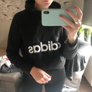 Adidas hoodie! - En svart hoddie från adidas i storlek M, men passar XS-L beroende på hur man vill att den ska sitta. Använd ett fåtal gånger och i bra skick. Säljer pga att den inte kommit till användning så mycket. Köpt på sportshopen för 500kr, inget kvitto kvar.              Lägsta pris 200kr 💓 Skickas med posten och betals med Swish. Står inte för postens slarv