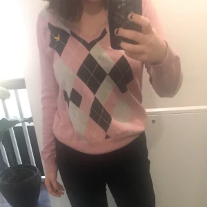 Agyle tröja - Rosa tröja i storlek M för 100 kr. Kan möttas upp i Löddeköpinge/lund.