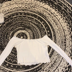 Vit off shoulder  - En vit långärmad off shoulder tröja. Jätte fin, stretchigt material, man ser igenom lite. Det är storlek M men ja själv har storlek S/XS och den sitter bra på mig. 