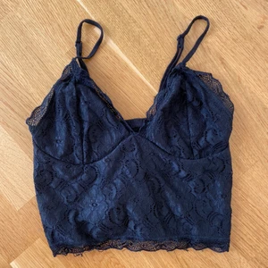 Svart topp, storlek XS - Använd en gång, väldigt fint skick! Storlek XS.