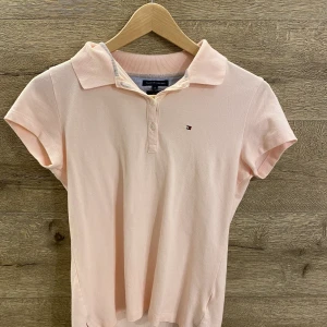 Tommy Hilfiger piké strl S - En pikétröja från Tommy Hilfiger i strl S (passar också XS). Använd ett par gånger. 200 kr inkl frakt🌸 Notera att priset på dessa brukar ligga runt 600 kr😇