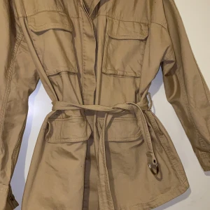 Jacka från H&M - En jacka från H&M. Använt den en gång sen jag köpte den. Storlek XL. Anvönder kläder i storlek M, men denna var fin oversize! Hör av dig:)