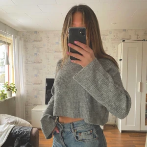 Croppad stickad tröja  - Säljer denna sköna croppade stickade tröja🧚🏻‍♀️ Den är väl använd, därför lite nopprig som man kan se på bilderna. Tveka inte på att höra av dig om du har några funderingar eller är intresserad. Priset kan diskuteras! 💞🧚🏻‍♀️⚡️😝