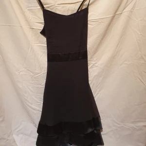 Svart fin klänning  - 🦇super fin svart klänning. Frakt ingår i priset. Meddela för fler bilder 🦇