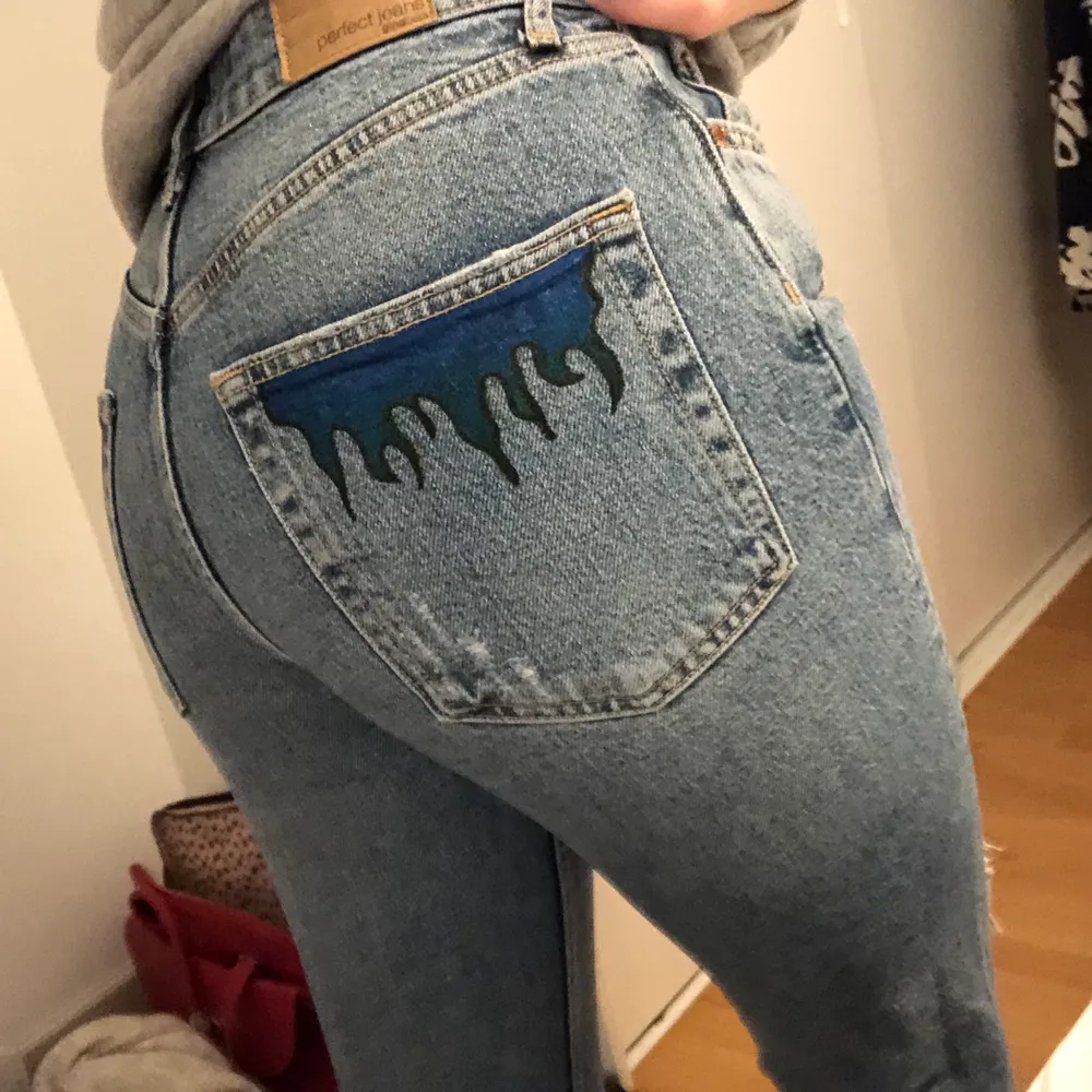 Jeans som jag själv målat flammor på med tygfärg. Ena fickan har blåa/gröna och andra har röda/oranga! Jeansen är i stilen Sienna från Gina tricot. Jeans & Byxor.