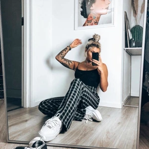 Rutiga kostymbyxor - Superfina & sköna byxor i bra skick!! Långa, kan spännas om i midjan. Strl S. 💛