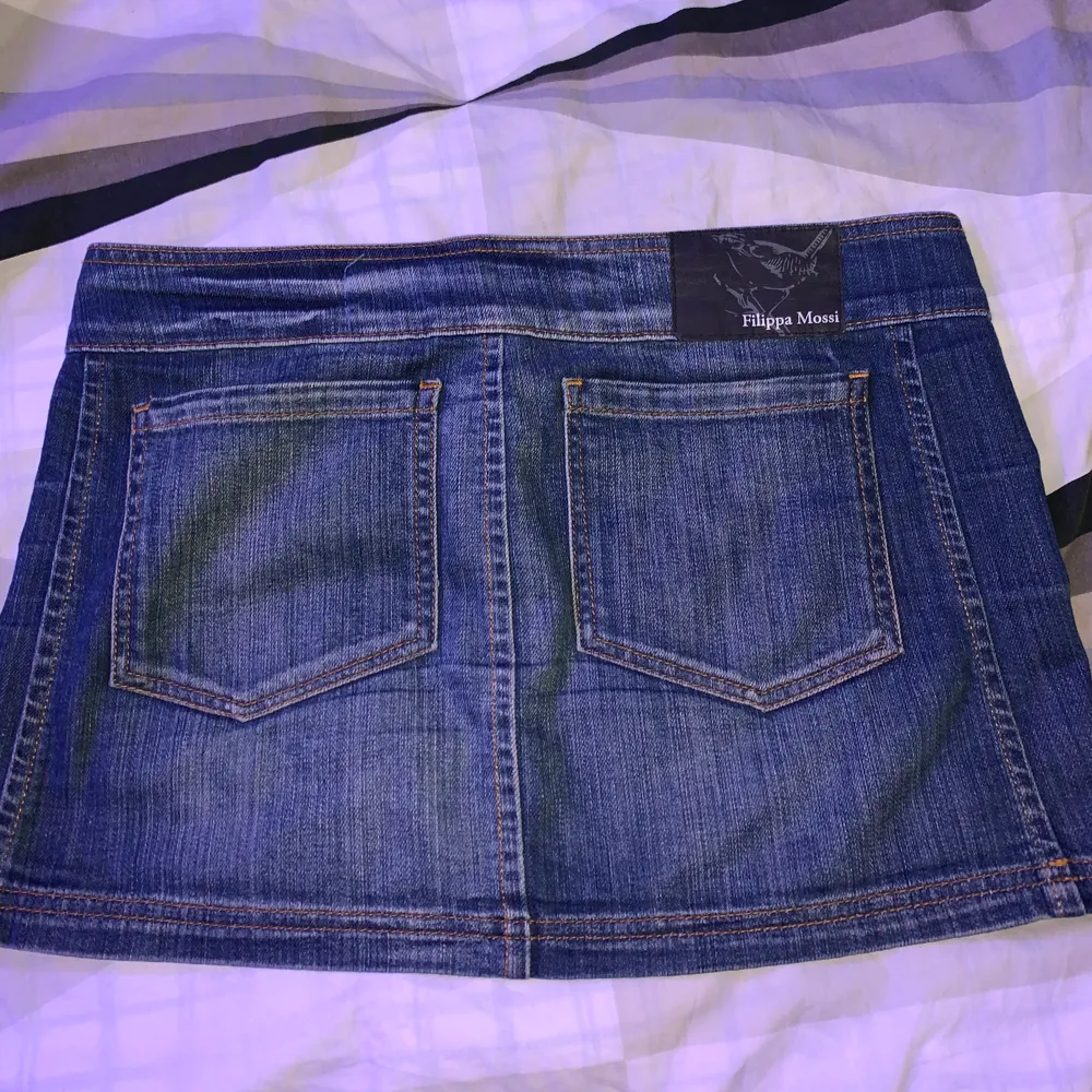 Min korta jeanskjol från Filippa mossi. Den är förstor för mig och har aldrig använt den och den har bara legat och tagit plats i garderoben. . Kjolar.