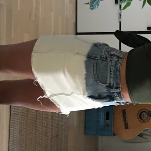 jeanskjol - jättesöt kjol från pacsun som ja älskat men som tyvärr är för liten för mig nu. Den är köpt i USA och är från PACSUN