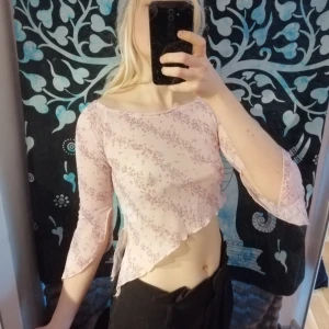 Rosa mesh-linne - Söt rosa meshtopp. Croppad, ljusrosa med "flare" ärmar. Storlek står ej, men passar ca small-xsmall. Frakt tillkommer 