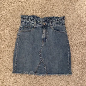 Jeanskjol - Jeanskjol med volanger upptill i storlek 34! Endast använd en gång och köpte för ungefär 500kr🥰 frakt-63 (spårbar)