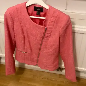Rosa jacka/cardigan från H&M, storlek 36.                          Mycket bra skick, knappt använd. 