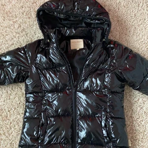 Lack jacka - En svart jätte fina lack jacka från petite cherie. Inga skador eller liknande. I storlek 140. frakt betalar köparen.