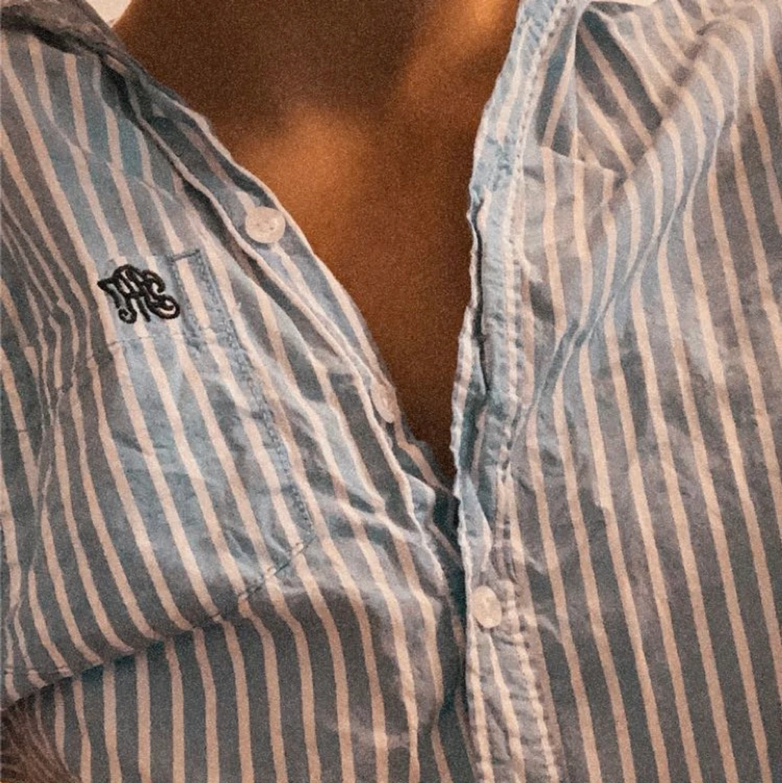 Blå-vit randig skjorta