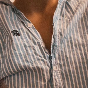 Blå-vit randig skjorta - Skjorta i stolek 38, sitter ganska tight