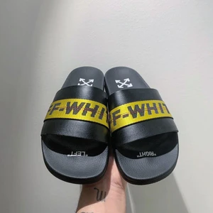 Off white tofflor  - Storlek 42 normal i storlek. Lådan tillkommer.. helt nya, aldrig använda. 