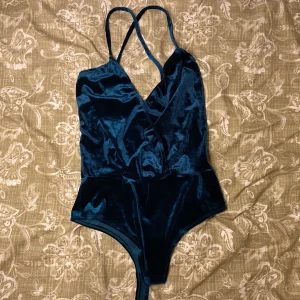 Body topp i grön velvet färg. Size M. - Jätte vacker mörk grön velvet topp i mjukt och lent polyester material. I nytt skick.