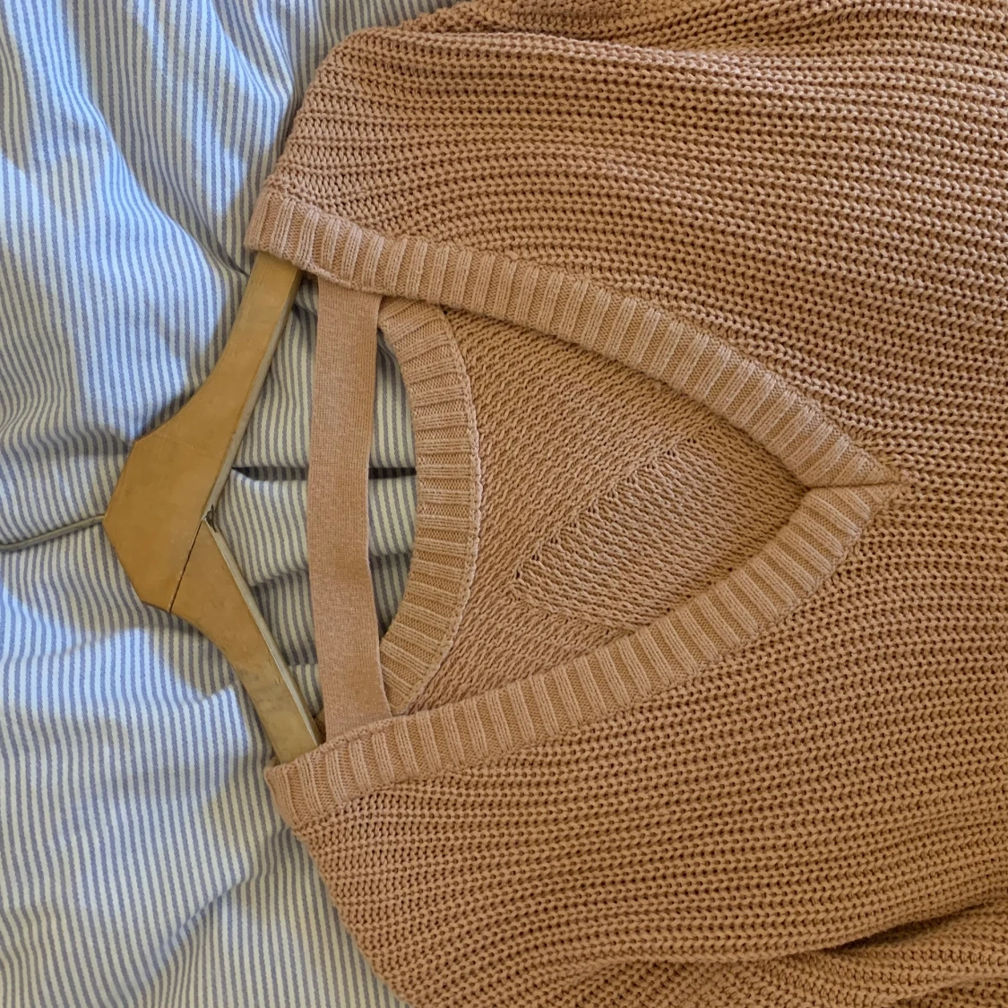 Stickad tröja med öppen rygg - 90