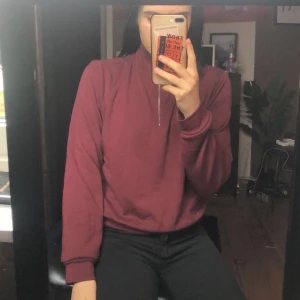 Tröja - Jätteskön tröja från BikBok, fin vinrödfärg.