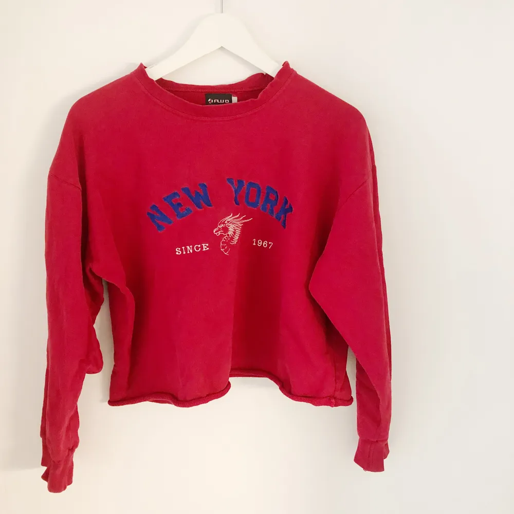 Röd avklippt tröja säljes i storlek small 🤗. Köptes på secondhand och säljes på grund av att den är för liten. 70kr plus frakt 63kr📦. Tröjor & Koftor.