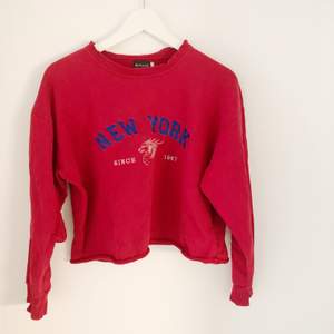 Röd avklippt tröja säljes i storlek small 🤗. Köptes på secondhand och säljes på grund av att den är för liten. 70kr plus frakt 63kr📦