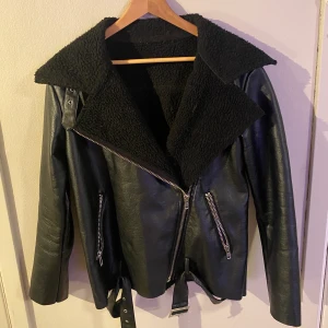 Skinnjacka - Vaderad skinnjacka från nelly i stl. 40