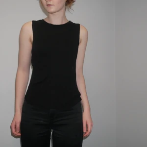 Linne från Weekday - Ett linne från Weekday i jätteskönt och tunt tyg! Skärningen i nedre kanten är längre fram och bak vilket ger en jättesnygg form. Ganska låg skärning ner på sidan (se bild 3) Modell är min syster, 166cm lång, brukar ha xs/s i kläder. Pris och frakt kan alltid diskuteras vid snabb affär! ;) Bara att höra av sig för fler bilder 