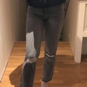 Zara jeans - Superfina Jeans från zara som jag köpte i våras. Köpte dom för 300kr, dom är i väldigt fint skick! Säljer dom eftersom jag har många liknande 