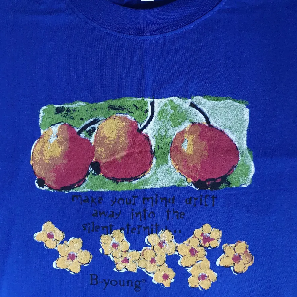 Vintage blå t-shirt med tryck i storlek L, rätt stor/oversize i storleken. Fraktkostnad blir 45kr. OBS! Budgivning till lördag kl 17. Kommentera jättegärna bud vid intresse (med höjning på minst 5kr, exkl frakt) tack! 😊. T-shirts.