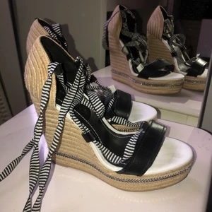 Zara Klackskor - Zara kilklackar strl 39, använda en gång 