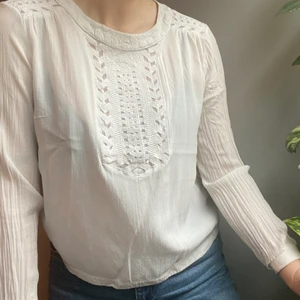 Superfin blus med broderade detaljer ✨ - Broderade detaljer fram och på axlarna! Lite trasig i ärmen men det går lätt att sy om du är lite händig. Köparen står för frakten ❤️