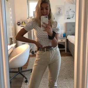 Zara jeans - Säljer dom här Zara jeansen som tyvärr blivit förstora för mig. Har ingen bättre bild än den första men kan lösa det om nån är intresserad 💞 