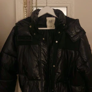 Svart lack vinterjacka  - Säljer min svarta vinterjacka från Q/S designed by. Köpt förra vintern och använd många gånger, men är utan defekter eller slitningar. 🤩 Den har ett blankt utseende. Den går även att göra mer kroppad och mindre kort.Perfekt till vintern!! 