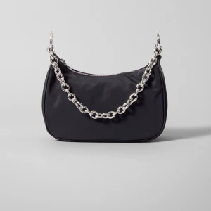 Axelväska - Väska från weekend använd 2 gånger så den är i nyskick, nypris 350kr säljer för 150kr💜