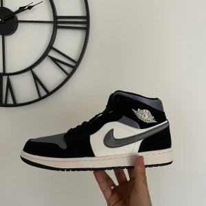 Air jordan 1 - Säljer dessa, har aldrig på mig de, haft på mig ett par gånger. I stortsätt nytt skick! Föredrar skor med tjockare sulor, som arigato elr Eytys. 🦋🦋 Eftersom air jordan 1 sitter små i storlek är dessa i Storlek 44(sitter som 43)