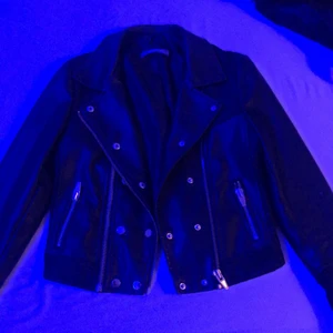 Skinjacka - En jätte fin svart skinjacka från Gina tricot använd 5 gånger ungefär Storlek 34 säljer den hör för den blev för liten för mig kontakta mig om du vill ha fler bilder på jackan💕 (du står för frakten) 