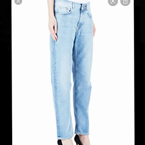 Acne jeans storlek 27/32 - Säljer mina fina acne jeans i modell - boy water jeans. Nypris 1150kr, säljer mina för 375kr + 88kr frakt . Pris kan diskuteras