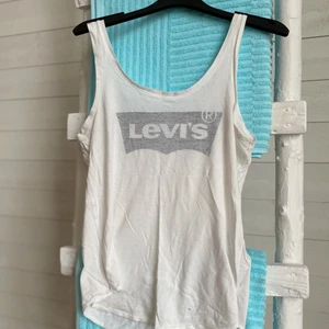 Linne - Ett enkelt Levis linne som inte fått komma till någon större användning, använd ett fåtal gånger!✨