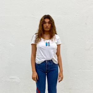 Tröja no:1 - AXELKONSTNAR x PHILIPPA - Vit secondhand t-shirt med print skapad av @axelkonstnar i samarbete med Philippa Parnevik.