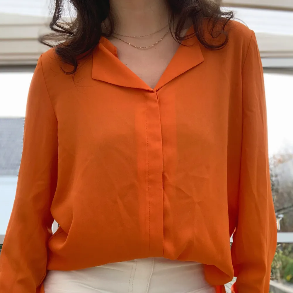 Superfin orange blus ⚡️❣️ skitsnyggt att stoppa in i byxorna🤩 Frakt 50 kr men kan även mötas upp. Blusar.