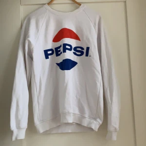 Junkyard tröja - Jättefin mysig tröja köpt på Junkyard. Storlek S,50kr+frakt