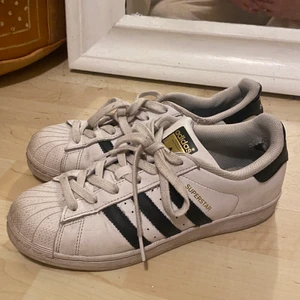 Adidas superstar - Svartvita Adidas superstar skor, väldigt fina utanpå men rätt slitna inuti. Ena sulan borta finns inte