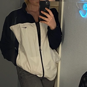 Nike zip up - *intressekoll* på min Nike zip up🤍🖤 super ball och skit mysig🥰 märker att sånna här trender så får väll se om någon här på Plick är intresserad🙃 blir många intresserade får ni la buda i kommentarerna❣️ köparen står för frakten📦