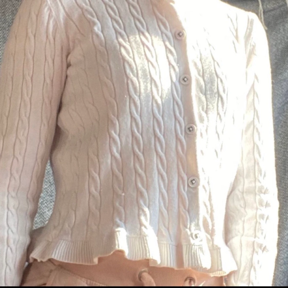 Vit tröja med knappar