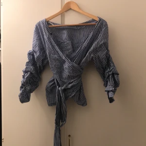 Blus  - Knytblus med stora puffiga ärmar som ny