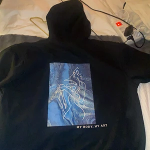 Hoodie - Svart hoodie med tryck på ryggen från ett uf företag storlek L men passar en M också anvä d några gånger (frakt tillkommer) 