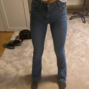 superfina bootcut jeans från gina i storlek xs, bra skick